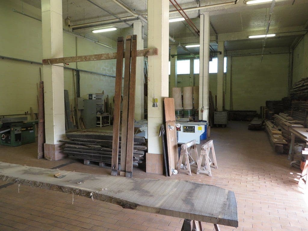 Taller de carpintería con madera recuperada