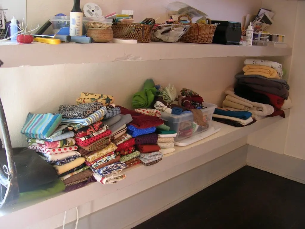 Madera, metal, espuma y textil de sofá de 3 puestos desgastado